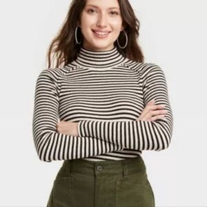 ❤️10/$40 New soft turtle neck striped